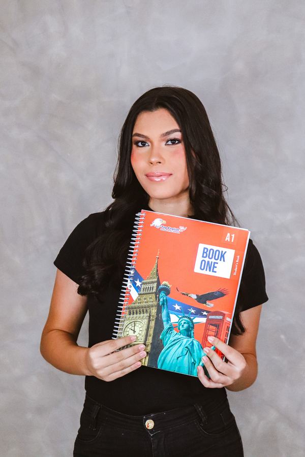 Aluna Top English segurando o Book One