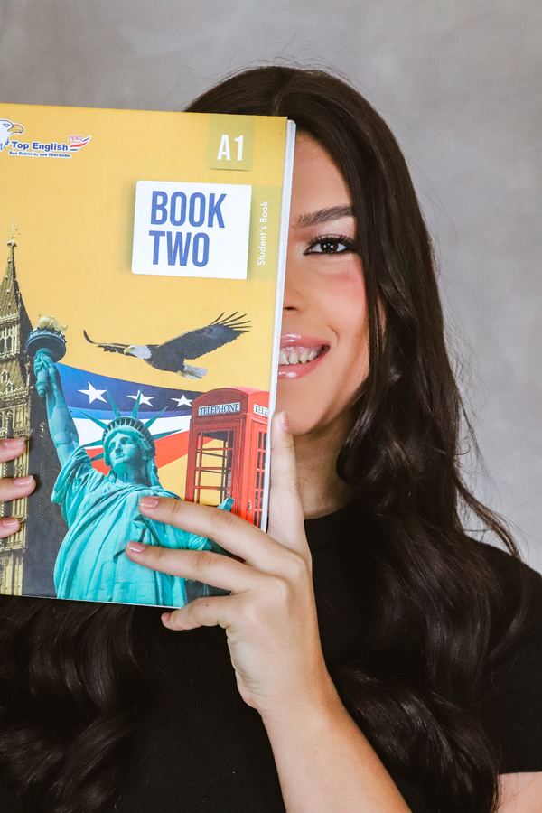Aluna Top English com o Book Two nível A1